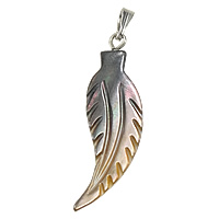 Pendentif Coquille en noir, coquille noire, avec laiton, forme de plume, Placage de couleur platine Environ Vendu par PC