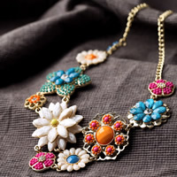 Collier de déclaration de mode, alliage de zinc, avec chaîne de fer & résine & Acrylique, fleur, Placage de couleur d'or, chaîne de torsion ovale & facettes & avec strass, multicolore, protéger l'environnement, sans nickel, plomb et cadmium, 57mm Environ 20.5 pouce, Vendu par brin