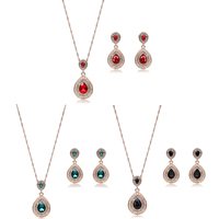 Parures de bijoux en cristal, alliage de zinc, collier de chaîne de chandail & boucle d'oreille, avec chaîne de fer & cristal, acier inoxydable puce boucle d'oreille, larme, Placage de couleur d'or, chaîne de corde & facettes & avec strass, plus de couleurs à choisir, sans plomb et cadmium  Environ 24.5 pouce, Vendu par fixé