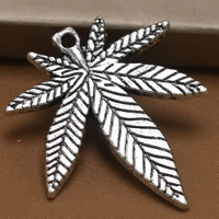 Pendentifs feuilles en alliage de zinc , Feuille d'érable, Plaqué de couleur d'argent, sans plomb et cadmium Environ 1.5mm Vendu par sac