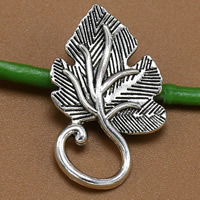 Pendentifs feuilles en alliage de zinc , Plaqué de couleur d'argent, sans plomb et cadmium Environ 8-10mm Vendu par sac