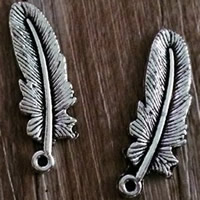 Colgantes de pluma de aleación de cinc, aleación de zinc, chapado en color de plata antigua, libre de plomo & cadmio, 30x10mm, agujero:aproximado 1.5mm, 50PCs/Bolsa, Vendido por Bolsa