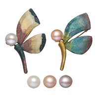 Broche perle d'eau douce, laiton, avec boîte en carton & perle d'eau douce cultivée, libellule, Placage de couleur d'or, pour femme & émail & avec strass & poudre colorée, plus de couleurs à choisir, protéger l'environnement, sans nickel, plomb et cadmium  Vendu par PC