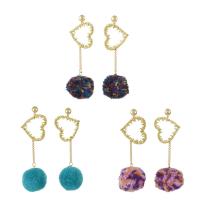 Boucles d'oreilles Pom Pom Duveteux, alliage de zinc, avec Peluche, laiton puce boucle d'oreille, coeur, Placage de couleur d'or, pour femme, plus de couleurs à choisir Vendu par paire