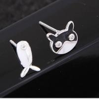 laiton Boucles d’oreilles asymétriques stud, Chat et poissons, Plaqué de platine, pour femme & émail, protéger l'environnement, sans nickel, plomb et cadmium, 8mm- Vendu par paire