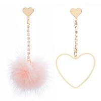 alliage de zinc Boucles d'oreilles asymétriques, avec Peluche, coeur, Placage de couleur d'or, pour femme & avec strass, 65mm, Vendu par paire