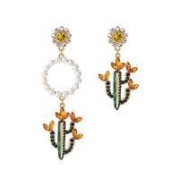 alliage de zinc Boucles d'oreilles asymétriques, avec Plastique ABS perle, Opuntia Stricta, Placage de couleur d'or, pour femme & avec strass, sans plomb et cadmium Vendu par paire