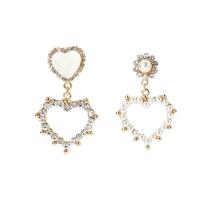 alliage de zinc Boucles d'oreilles asymétriques, avec perle de verre, argent pur puce boucle d'oreille, coeur, Placage, sans bouchon & pour femme & avec strass, 40mm, Vendu par paire