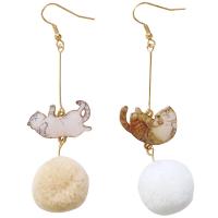 aleación de zinc Pendientes asimétricos, con felpa, Gato, chapado en color dorado, diferentes estilos para la opción & para mujer, 24x87mm, Vendido por Par