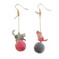 aleación de zinc Pendientes asimétricos, Gato, chapado en color dorado, con bola esponjosa & diferentes estilos para la opción & para mujer, 18x78mm,20x75mm, Vendido por Par