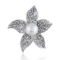 Broche de diamantes de imitación de la aleación de Zinc, Flor, chapado en color de platina, para mujer & con perla de plástico & con diamantes de imitación, Blanco, 39x42mm, Vendido por UD