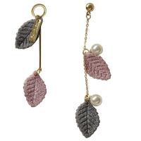 aleación de zinc Pendientes asimétricos, con paño & Perlas de vidrio, Hoja, chapado en color dorado, diferentes estilos para la opción & para mujer, más colores para la opción, libre de níquel, plomo & cadmio, 17x92mm, 17x77mm, Vendido por Par