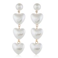 Boucle d'oreille en alliage de zinc en plastique perle, avec Plastique ABS perle, coeur, Placage de couleur d'or, pour femme, blanc Vendu par paire