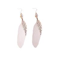 Pendiente de la pluma de moda , aleación de zinc, con pluma & Cristal, chapado en color dorado, para mujer, Blanco, 80mm, Vendido por Par