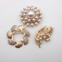 Broche de diamantes de imitación de la aleación de Zinc, con Perlas de plástico ABS, chapado en color dorado, diferentes estilos para la opción & micro arcilla de diamantes de imitación & para mujer, 48mm,50mm,35*54.9mm, Vendido por UD