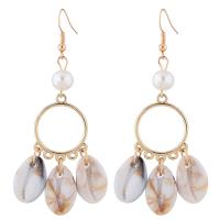 Boucle d'oreille en alliage de zinc en plastique perle, avec coquille & perle de plastique, Placage de couleur d'or, pour femme, 70*22mm, Vendu par paire