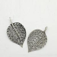 Pendentifs feuilles en alliage de zinc , Plaqué de couleur d'argent, creux Environ 2mm Vendu par sac