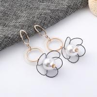 Boucle d'oreille en alliage de zinc en plastique perle, avec résine & perle de plastique, fleur, Placage de couleur d'or, pour femme, plus de couleurs à choisir, 67mm, Vendu par paire