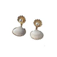 Boucle d'oreille en alliage de zinc en plastique perle, avec perle de plastique, Alliage de zinc puce boucle d'oreille, coquille, Placage de couleur d'or, pour femme, blanc Vendu par paire