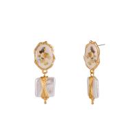 Boucle d'oreille en alliage de zinc en plastique perle, avec Plastique ABS perle & coquille, cadre, Placage de couleur d'or, pour femme & émail, blanc Vendu par paire