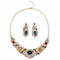 Rhinestone en alliage de zinc bijoux , boucle d'oreille & collier, avec cristal, avec 7cm chaînes de rallonge, Placage de couleur d'or, pour femme & avec strass, plus de couleurs à choisir Vendu par fixé