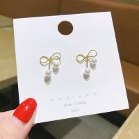 Boucle d'oreille en alliage de zinc en plastique perle, avec Plastique ABS perle, Placage de couleur d'or, styles différents pour le choix & pour femme & avec strass, plus de couleurs à choisir, Vendu par paire