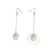 alliage de zinc Boucles d'oreilles asymétriques, avec perle de plastique, Placage de couleur d'or, bijoux de mode & pour femme  Vendu par paire