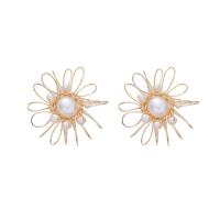 Pendientes de Perno de Aleación de Zinc, con Perlas cultivadas de agua dulce, Flor, chapado en color dorado, Estilo coreano & para mujer, Blanco, 30x35mm, Vendido por Par