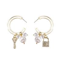 alliage de zinc Boucles d'oreilles asymétriques, avec Shell Pearl, Blocage et clé, Placage de couleur d'or, pour femme & avec strass Vendu par paire