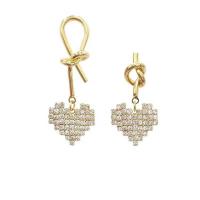 alliage de zinc Boucles d'oreilles asymétriques, coeur, Placage de couleur d'or, pour femme & avec strass  Vendu par paire