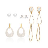 aleación de zinc Aretes, Pendiente de stud & pendiente, con Perlas de plástico ABS & resina, acero inoxidable aguja de pendiente, chapado en color dorado, 4 piezas & para mujer & con diamantes de imitación, Vendido por Set