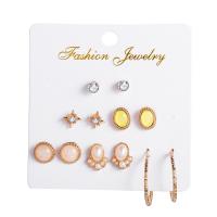 alliage de zinc Boucles d'oreilles, Boucle d’oreille stud & boucle d'oreille, avec perle de plastique, Placage, bijoux de mode & pour femme & avec strass, Vendu par fixé