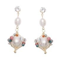 Boucles d'oreilles d'eau douce de Perle , perle d'eau douce cultivée, avec pierre gemme & laiton, Placage de couleur d'or, pour femme & facettes & avec strass Vendu par paire