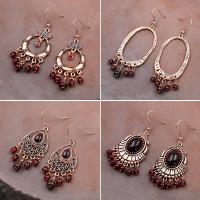 Moda flecos pendientes, aleación de zinc, con granate, color antiguo de latón chapado, diferentes estilos para la opción, más colores para la opción, Vendido por Par