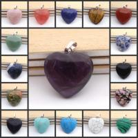 Gemstone Pendantifs en laiton, pierre gemme, avec laiton, coeur, Placage de couleur argentée, unisexe, plus de couleurs à choisir Vendu par PC