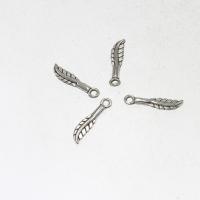 Pendentifs feuilles en alliage de zinc , Plaqué de couleur d'argent, DIY, 19*2*4mm Environ 1mm, Environ Vendu par kg