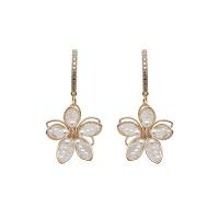 Boucle d'oreille en alliage de zinc en plastique perle, avec perle de plastique, fleur, Placage de couleur d'or, pavé de micro zircon & pour femme & creux Vendu par paire