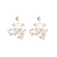 Boucle d'oreille en alliage de zinc en plastique perle, Placage de couleur d'or, pour femme, blanc, 55mm, Vendu par paire