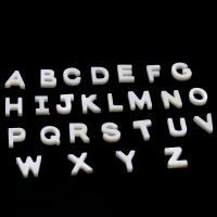 Perles en coquillage blanc naturel, coquille, Lettre d’alphabet, DIY & styles différents pour le choix, blanc, 10*9*3mm Vendu par sac