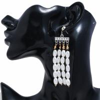 Moda flecos pendientes, aleación de zinc, con Perlas plásticas, chapado en color dorado, para mujer, Blanco, 20x85mm, Vendido por Par