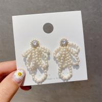 Boucle d'oreille en alliage de zinc en plastique perle, avec Argent sterling 925 & perle de plastique, Placage de couleur d'or, pour femme & avec strass, blanc Vendu par paire