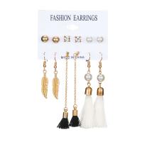 alliage de zinc Boucles d'oreilles, Boucle d’oreille stud & boucle d'oreille, avec perle de plastique, Placage, bijoux de mode & avec strass, Or é, Vendu par fixé