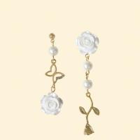 Boucles d'oreilles asymétriques, résine, avec alliage de zinc, fleur, Placage de couleur d'or, styles différents pour le choix & pour femme & avec strass, blanc Vendu par paire