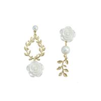 Boucles d'oreilles asymétriques, alliage de zinc, avec résine & perle de plastique, Placage de couleur d'or, pour femme, blanc Vendu par paire