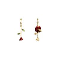 Boucles d'oreilles asymétriques, alliage de zinc, avec Fleurs séchées & perle de plastique, Rose, Placage de couleur d'or, styles différents pour le choix & pour femme, rouge Vendu par paire