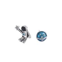 Boucles d'oreilles asymétriques, laiton, astronaute, pavé de micro zircon & pour femme & autocollant époxyde, couleurs mélangées Vendu par paire