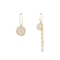 Boucles d'oreilles asymétriques, alliage de zinc, avec Acrylique, Plat rond, Placage de couleur d'or, avec le motif de lettre & pour femme & avec strass  Vendu par paire