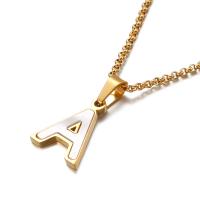 Collier de bijoux de titane, Acier titane, avec coquille, Lettre d’alphabet, Placage de couleur d'or, lettres sont de A à Z & pour femme, plus de couleurs à choisir Environ 17.72 pouce, Vendu par PC