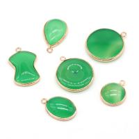 Jade Malasia colgante, con metal, chapado en color dorado, diferentes estilos para la opción, verde, 16-32mm, Vendido por UD