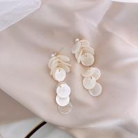 Shell Earring eau douce, coquille, avec perle de plastique & laiton, Placage de couleur d'or, pour femme, blanc Vendu par paire